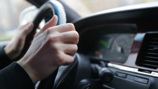 Mans handen op het stuur tijdens het rijden — Stockvideo