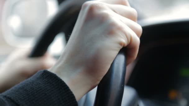 Mans handen op het stuur tijdens het rijden — Stockvideo
