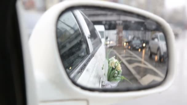 Espejo retrovisor de una limusina de boda — Vídeo de stock