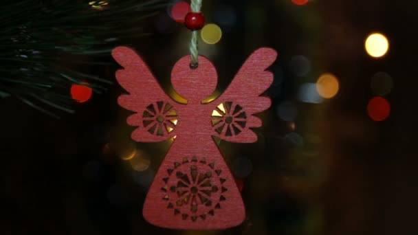 Kerst houten speelgoed op een kerstboom. Angel eco Christmas speelgoed — Stockvideo