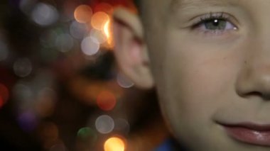 Noel ışıkları arka planda bir çocuk portresi