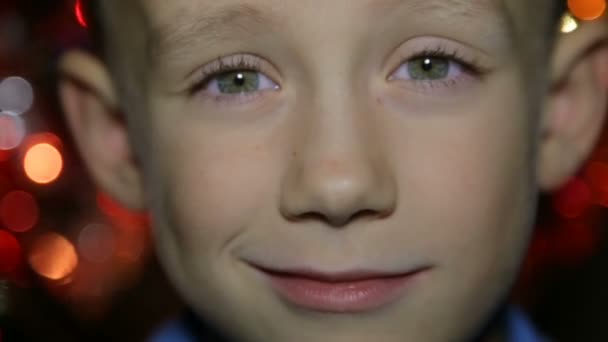 クリスマス ライトの背景に子の肖像画 — ストック動画