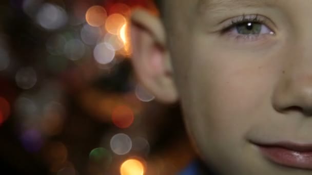 Retrato de un niño en el fondo de las luces de Navidad — Vídeo de stock