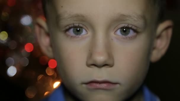 Retrato de un niño en el fondo de las luces de Navidad — Vídeo de stock