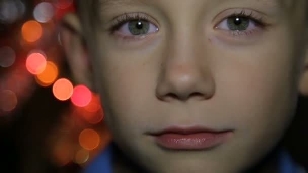 Portrait of a child in the background of Christmas lights — Stock Video