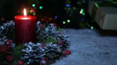 Mum yapay kar ve bokeh arka planı Yılbaşı gecesi