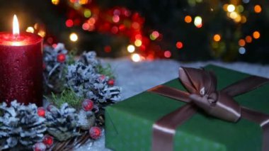 Bir mum ve bir bokeh arka planda bir hediye kutusu