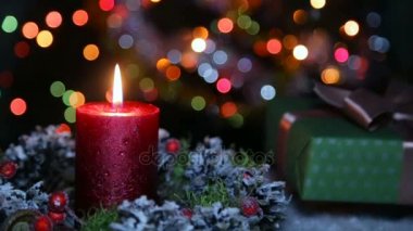 Bir mum ve bir bokeh arka planda bir hediye kutusu