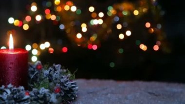 Bir mum ve bir bokeh arka planda bir hediye kutusu