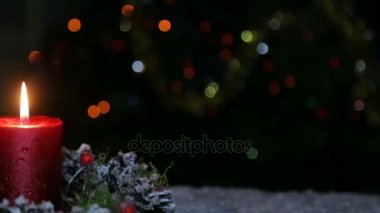 Mum yapay kar ve bokeh arka planı Yılbaşı gecesi