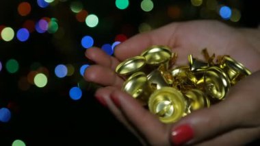 Yeni yıl çan bir arka plan bokeh üzerinde kadın elinde