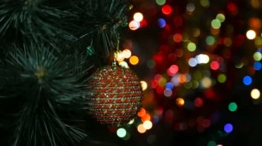 Noel ağacında Noel oyuncağı Bulanık bir çelenge karşı