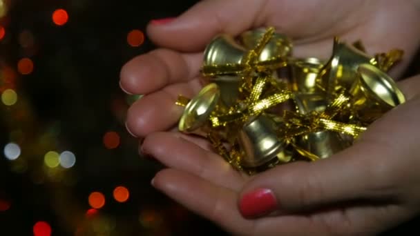 Brinquedos de Natal em mãos femininas — Vídeo de Stock