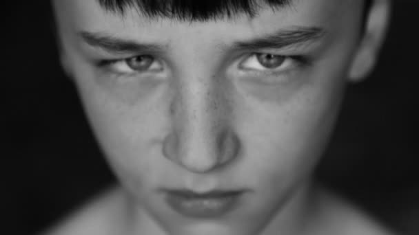 Kind Portret Jongen Kijkt Naar Camera — Stockvideo