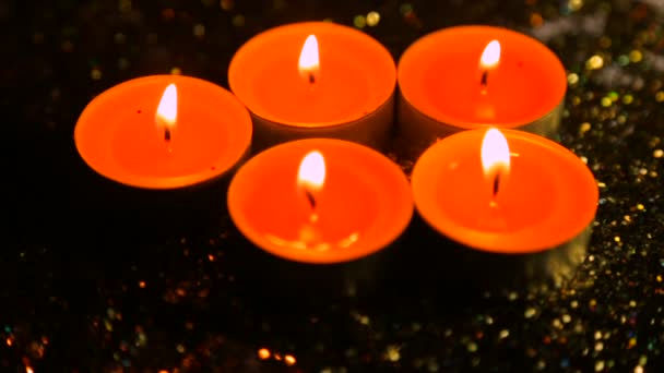 Αναμμένα Κεριά Στο Φόντο Της Λάμψης Στην Αποικοδόμηση — Αρχείο Βίντεο