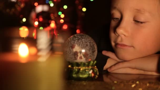 Visage Garçon Sur Fond Lumières Noël Dans Flou — Video