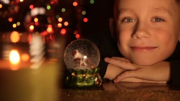 Rosto Menino Contra Fundo Das Luzes Natal Borrão — Vídeo de Stock