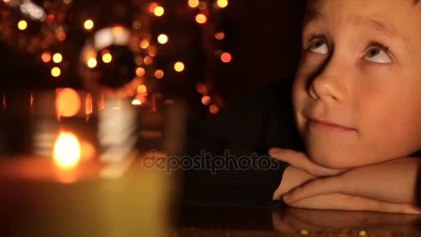 Лицо Мальчика Фоне Рождественских Огней Тумане — стоковое видео