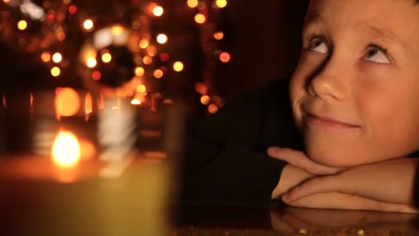 Életlenítés Háttérben Karácsonyi Fények Egy Fiú Arca — Stock videók