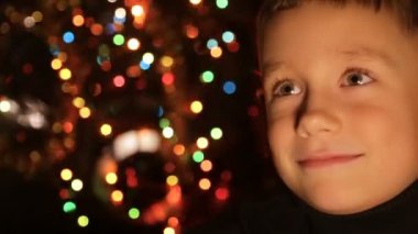 Yüz bir çocuğun Noel ışıkları çerçevede bulanıklık