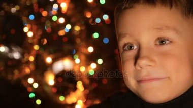 Yüz bir çocuğun Noel ışıkları çerçevede bulanıklık