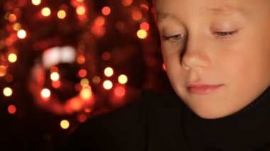 Yüz bir çocuğun Noel ışıkları çerçevede bulanıklık