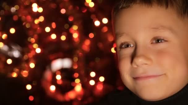 Πρόσωπο Του Ενός Αγοριού Φόντο Χριστουγεννιάτικα Φώτα Θάμπωμα — Αρχείο Βίντεο