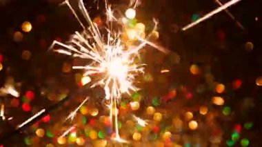 Bokeh arka plan üzerinde parlak yeni yıl yangın