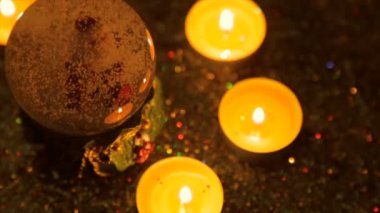 Yanan mumlar ve parlak bir arka plan üzerinde Noel Hediyelik eşya