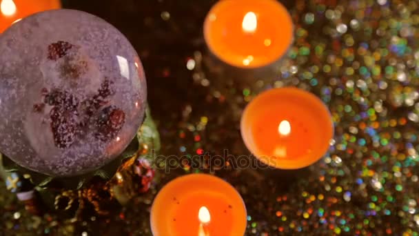 Χριστούγεννα Σουβενίρ Ένα Φόντο Από Αναμμένα Κεριά Και Γκλίτερ — Αρχείο Βίντεο