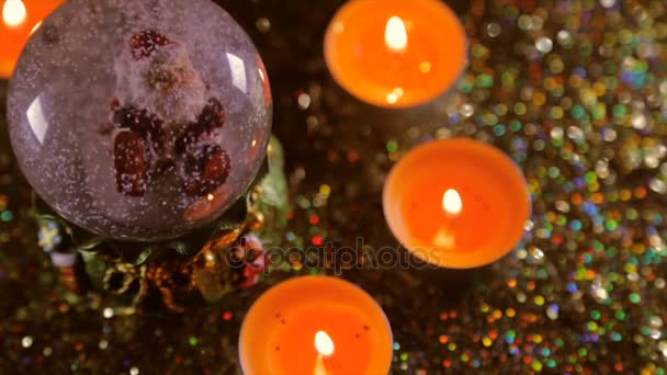 圣诞纪念品在点燃的蜡烛和闪光的背景 — 图库视频影像