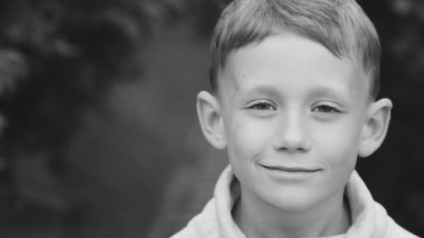 Νεαρό Αγόρι Χαμογελάει Και Ποζάρει Στην Κάμερα — Αρχείο Βίντεο