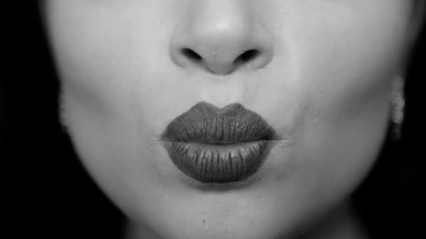 Flickan gör en luft som kiss med hennes läppar — Stockvideo