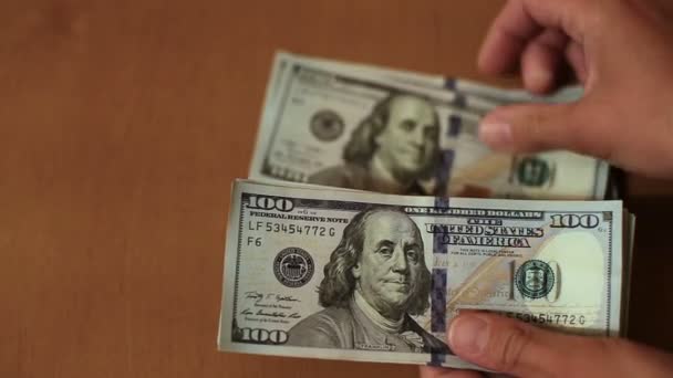 Dollar in handen van de vrouwelijke — Stockvideo