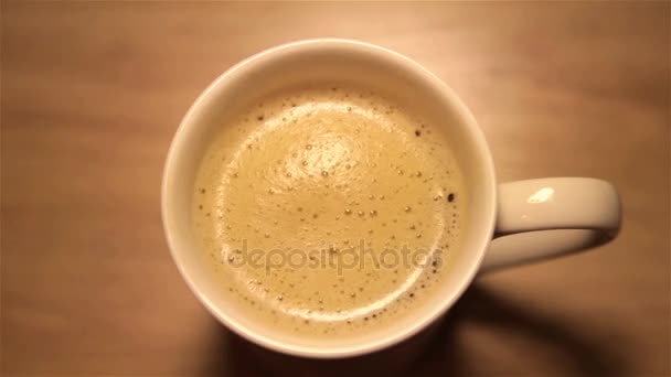 Cappuccino em uma xícara branca — Vídeo de Stock