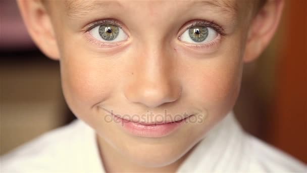 Retrato de un niño. Vídeo completo hd — Vídeo de stock
