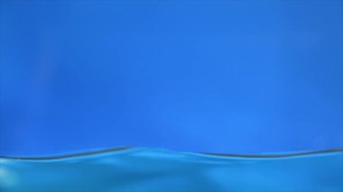 Ağır çekim dökülen su ateş. Dolu hd video