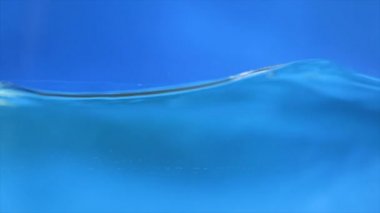 Ağır çekim dökülen su ateş. Dolu hd video