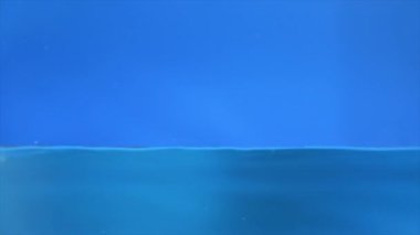 Ağır çekim dökülen su ateş. Dolu hd video