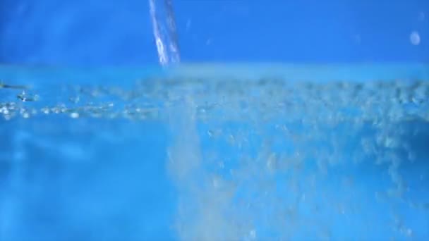 Zeitlupenaufnahme Von Wasser Pouring Full Video — Stockvideo