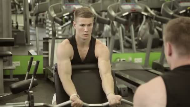 Αθλητής Κάνει Ασκήσεις Για Στήθος Στον Προσομοιωτή — Αρχείο Βίντεο