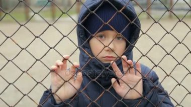 Izgarayı kameradan çocuk bakar. Çocuğun portre