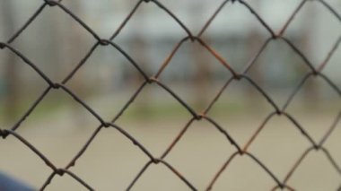 Izgarayı kameradan çocuk bakar. Çocuğun portre