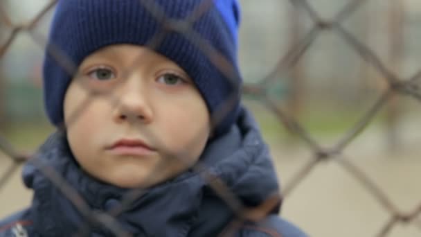 Jongen Kijkt Naar Camera Het Raster Portret Van Het Kind — Stockvideo