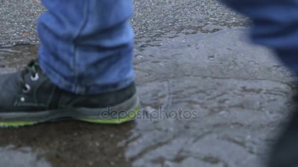 Jambes Enfant Dans Une Flaque Eau — Video