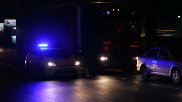 Auto's op de snelweg van de nacht — Stockvideo