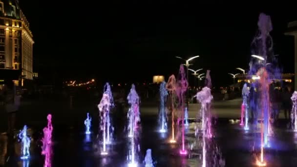 Glühender Brunnen auf dem Platz — Stockvideo