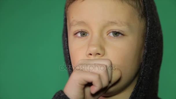 Der kalte Junge. das Kind hustet — Stockvideo