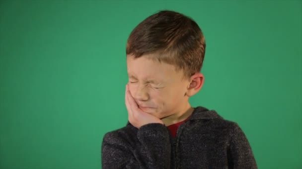 Sharp toothache in a child — Stock Video