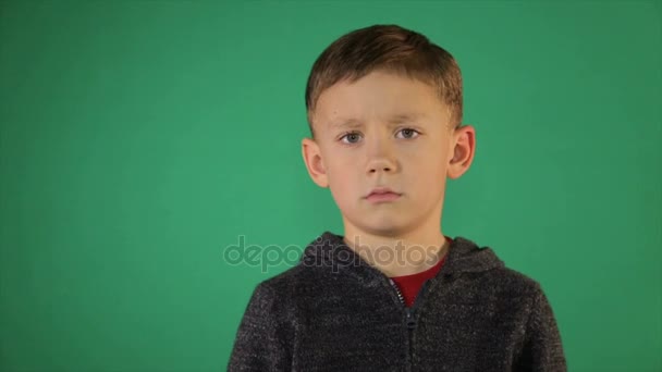 Retrato infantil, chico mira a la cámara — Vídeo de stock